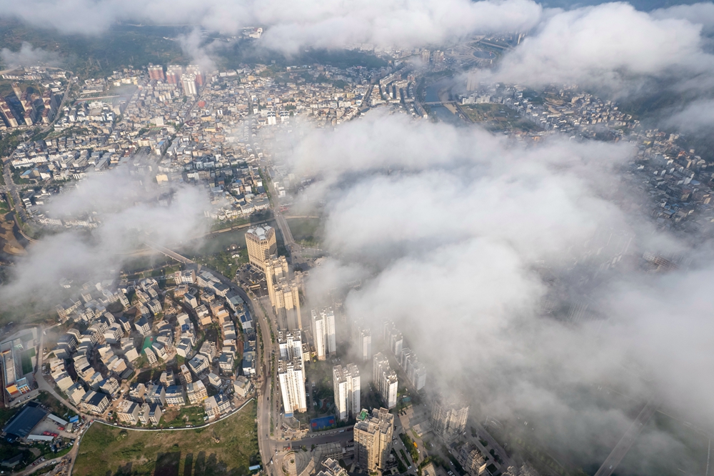 貴州施秉：“天空之城”美如畫_fororder_2024年8月19日，貴州省黔東南苗族侗族自治州施秉縣城雲霧繚繞，建築在雲霧中若隱若現，宛若仙境，仿佛“天空之城”，美不勝收。（磨桂賓 攝） (4)