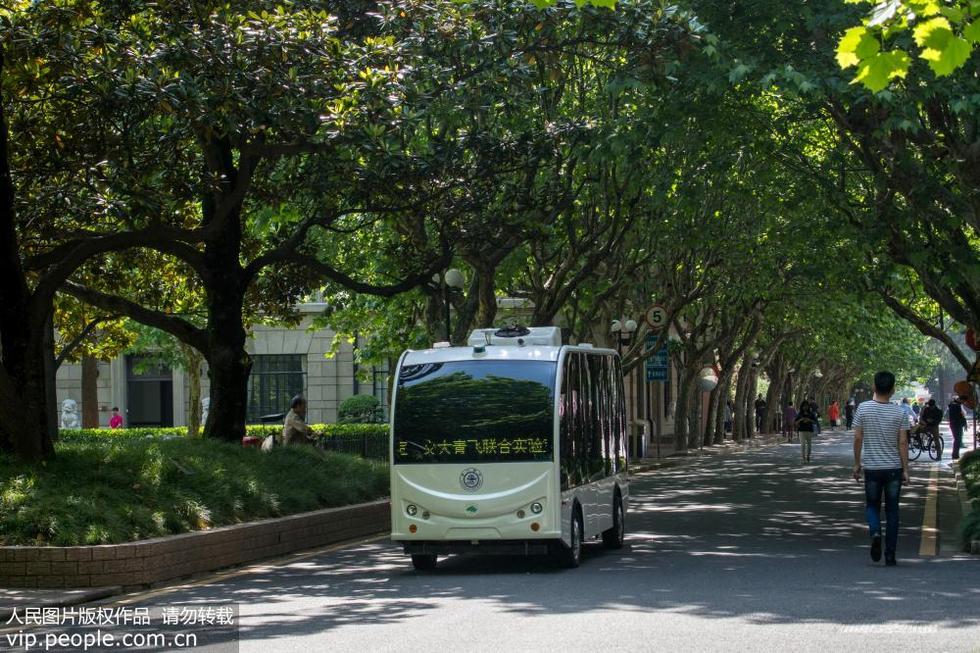 无人驾驶校园小巴在上海交大试运行