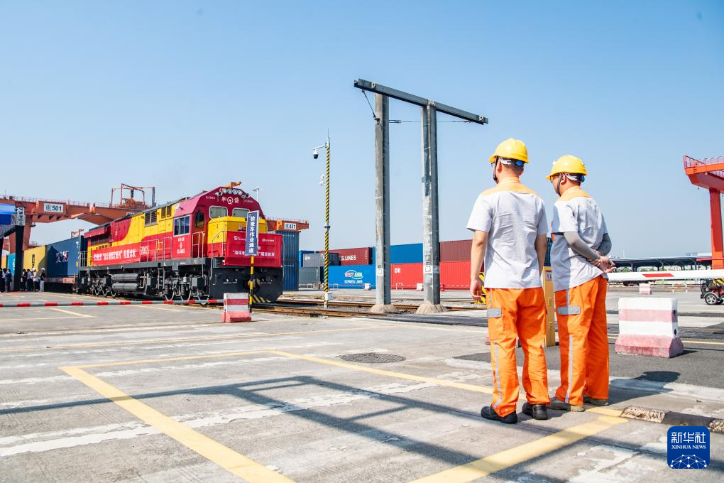 西部陸海新通道“渝深港圖定班列”首發