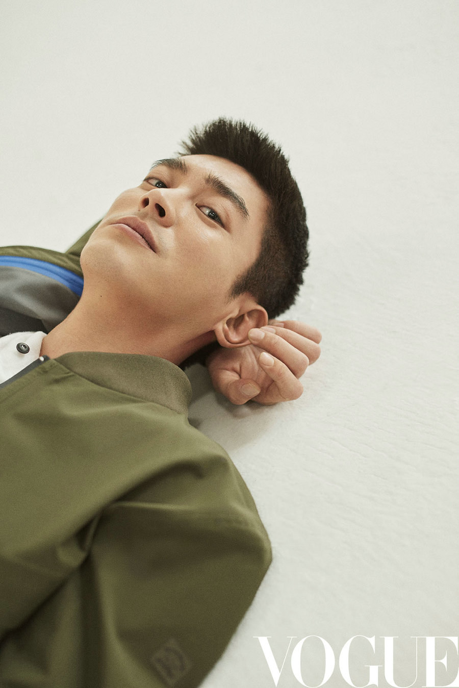 近日,演员杜江的一组时尚大片曝光,俊朗清逸的造型呈现了不同以往的