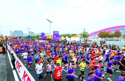 “南馬”吸引3萬跑友參加 用腳步丈量南京最美賽道