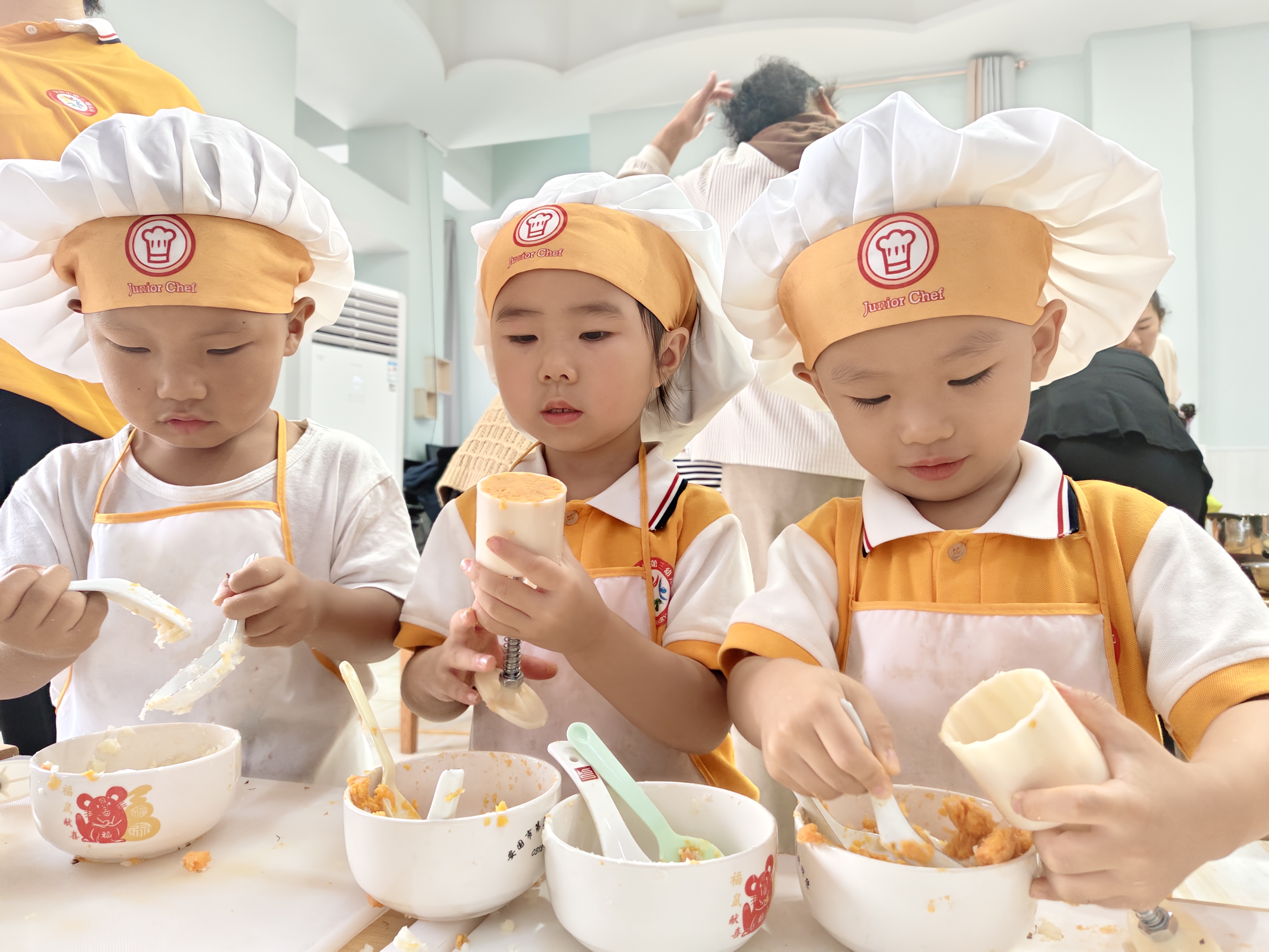 河北安国：寓教于味 药食同源智慧启蒙_fororder_小朋友们认真制作药膳。王金婵摄