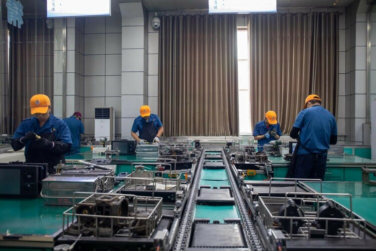 【發現最美鐵路·相約絲路高鐵】“體檢把脈”,暑運站場檢車忙_fororder_2