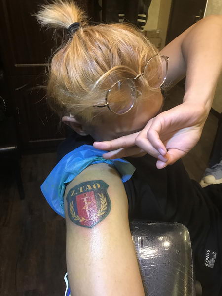 黄子韬手臂纹部队勋章 称一辈子不会忘记的荣耀