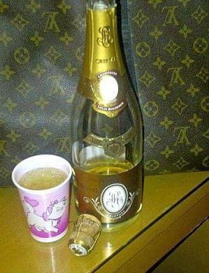 拜金女每月花3万称就喜欢被包养:与62岁干爹约会度假(图)