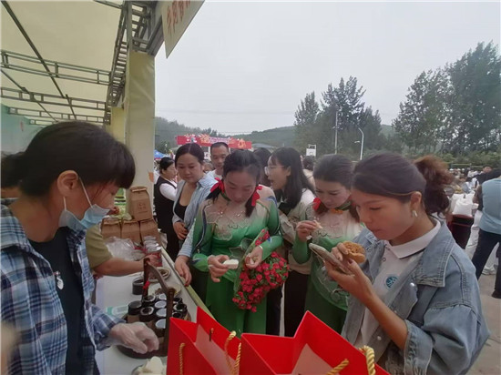 三門峽義馬市:2024年第七屆中國農民豐收節亮點紛呈_fororder_品嘗牛肉醬 攝影 任志剛