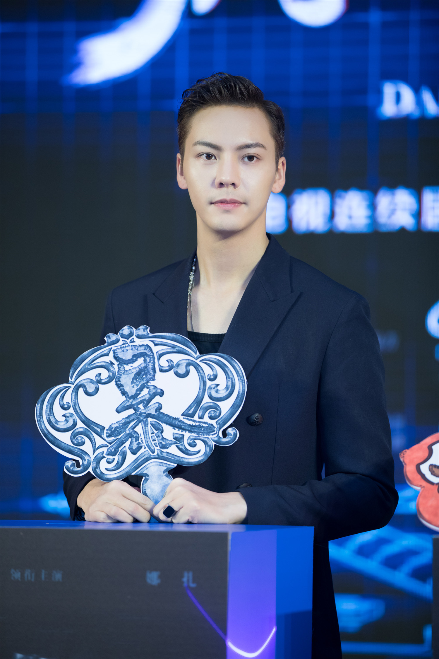 陈伟霆出席风暴舞开机发布会狼属相遭暴露