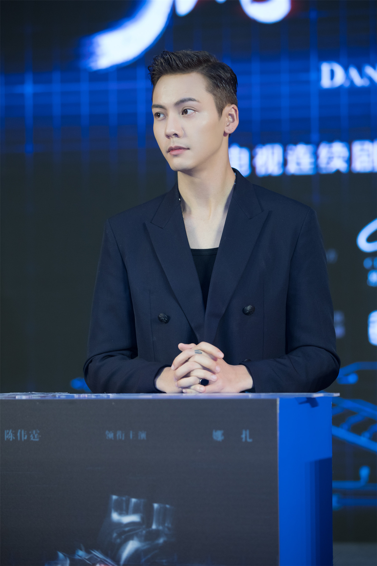 陈伟霆出席风暴舞开机发布会狼属相遭暴露