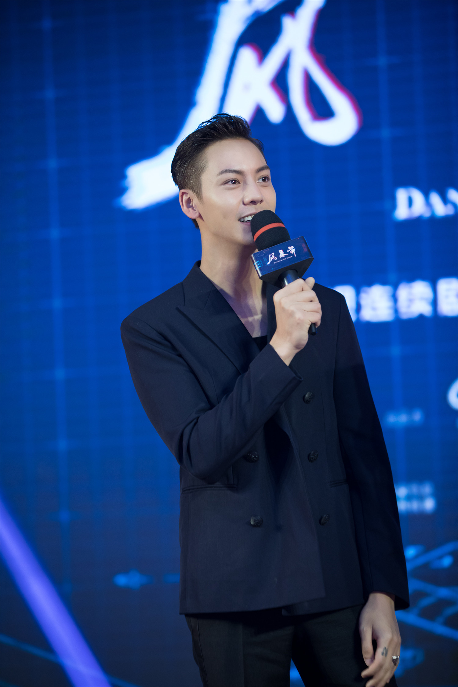 陈伟霆出席《风暴舞》开机发布会 "狼"属相遭暴露