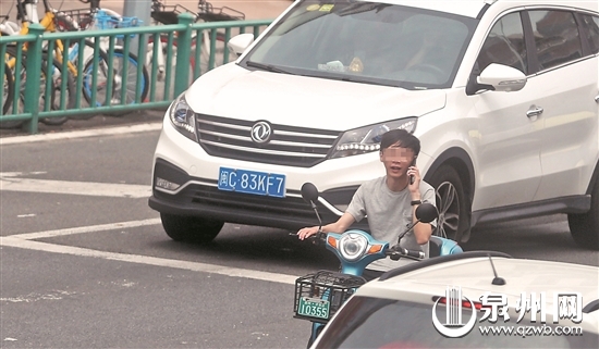 【法治 主推】【地市 泉州】(摘要;在泉州中心市区刺桐路与泉秀街路口，记者在路口观察了近10分钟，便看到12个人边骑电动车边接打手机。)泉州：骑车接打手机随处可见 安全隐患多将进行整治