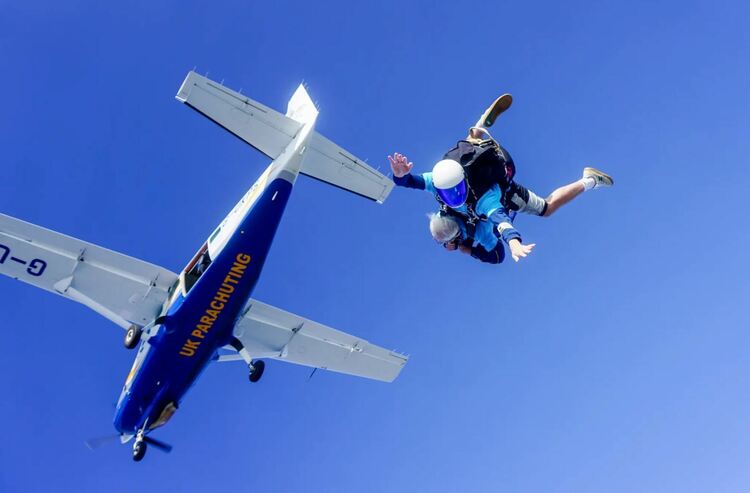 英国102岁老太太生日过出“新高度”