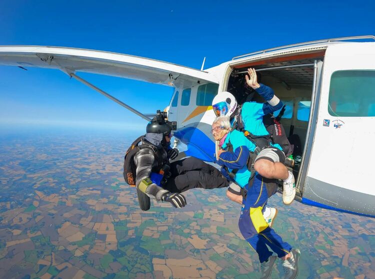 英国102岁老太太生日过出“新高度”