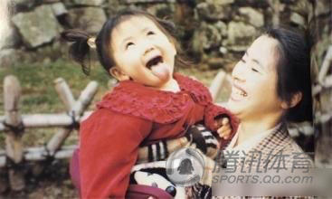 组图：福原爱晒童年私照 吐舌卖萌略带婴儿肥