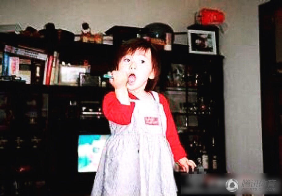组图：福原爱晒童年私照 吐舌卖萌略带婴儿肥