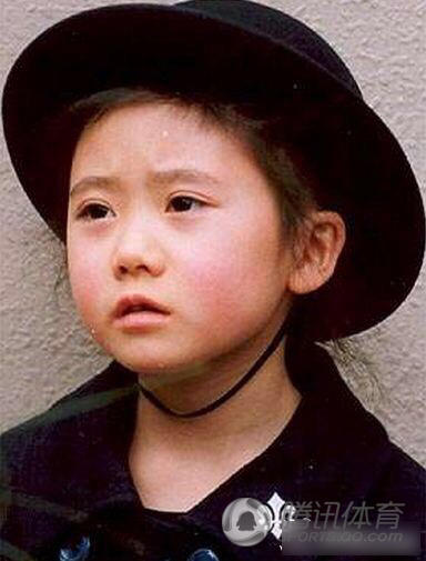组图：福原爱晒童年私照 吐舌卖萌略带婴儿肥