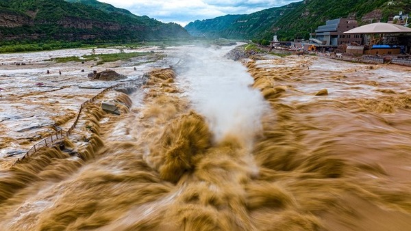 壶口瀑布出现水岸齐平绝色景观