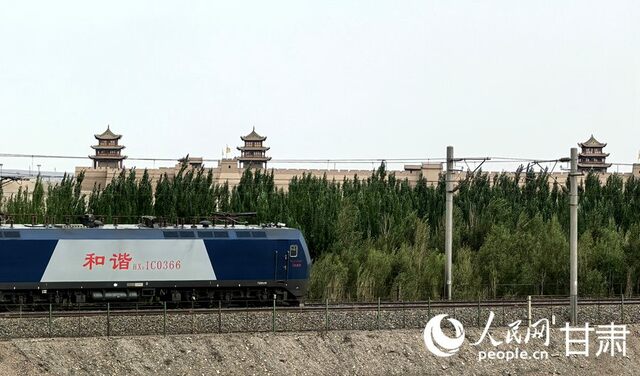 列車與雄關“同框” 古絲路續寫新傳奇