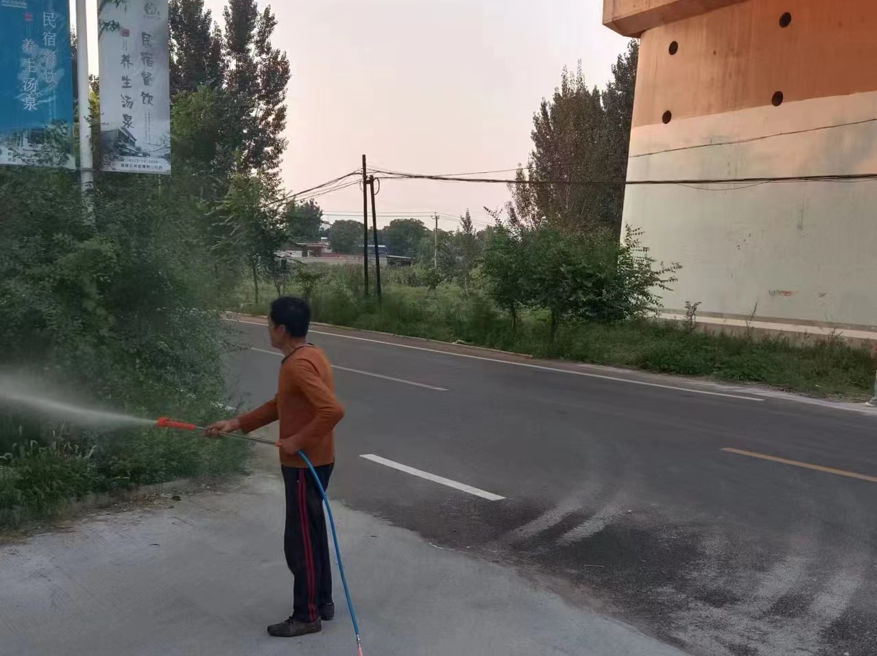 “双争”有我丨保定市满城区：携手共筑防虫屏障 建设无忧人居环境_fororder_喷洒药物进行中 摄影 刘亚宁