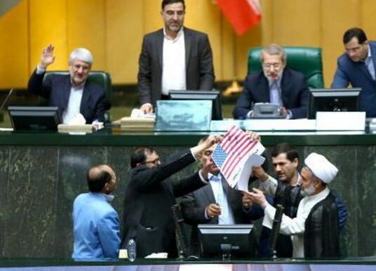 伊朗议员在议会焚烧美国国旗 高呼"处死美国"(图)