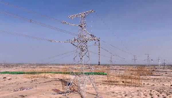 Xinjiang's First 750 kV UHV Transmission Project across Desert Railway Fully Completed_fororder_微信图片_20240829145525