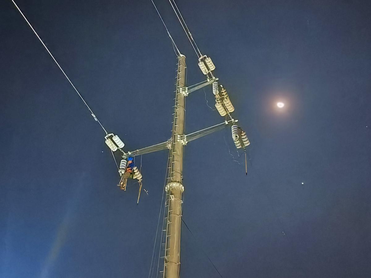 （转载）四川德阳：电力工人夜战5小时 抢修输电线路