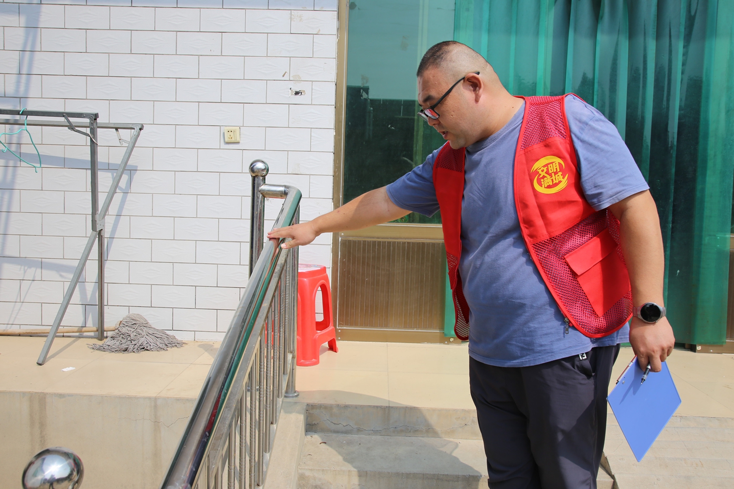 “双争”有我丨保定市满城区：适老化改造“回头看” 推动更好“向前走”_fororder_满城区民政局工作人员检查适老化改造相关工程 摄影 袁野.JPG