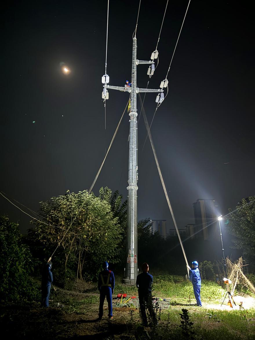 （转载）四川德阳：电力工人夜战5小时 抢修输电线路