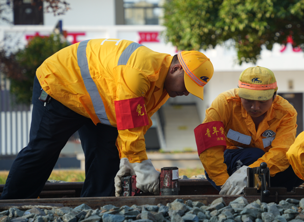 重庆：铁路部门多措并举战高温 护航暑运平安路_fororder_微信图片_20240829162853