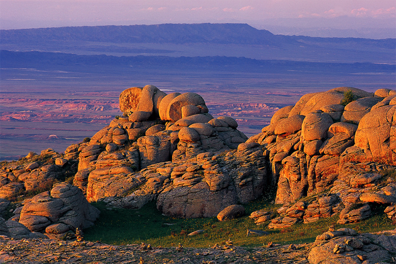 阿勒泰地处北纬45°-47°世界滑雪黄金纬度带的阿尔泰山南麓,海拔最高