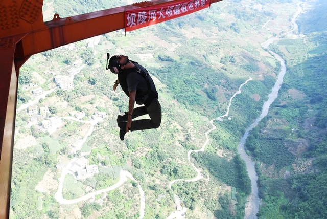 30多名世界极限运动员挑战贵州坝陵河大桥