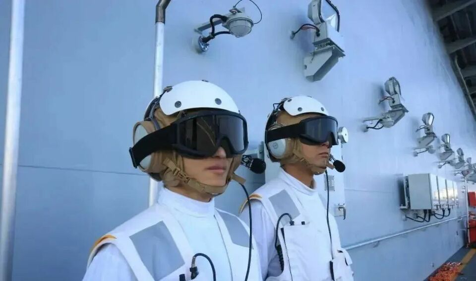 一年解锁两种颜色！他是辽宁舰首个穿黄色识别服的00后