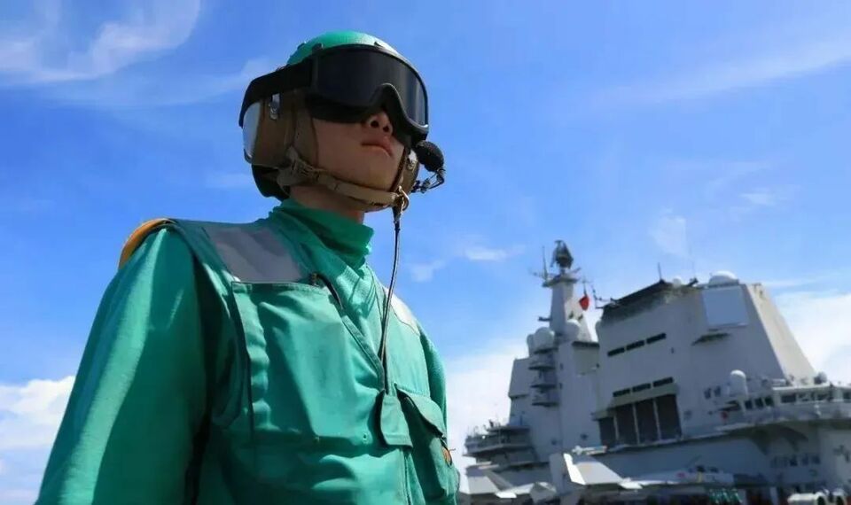 一年解锁两种颜色！他是辽宁舰首个穿黄色识别服的00后