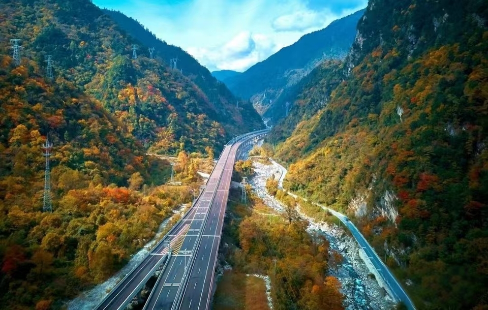 A "Dream" Journey to Jiuzhai | Where to Go During the National Day Holiday? Take a High-Speed Train to Jiuzhaigou_fororder_綿九高速 供圖 九寨溝縣委宣傳部