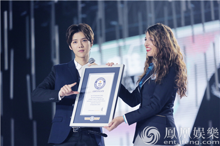 鹿晗揽粉丝嘉年华三项大奖 超级话题900亿领跑