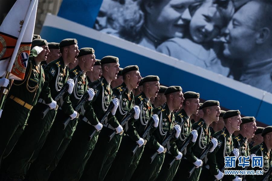 5月9日，在俄罗斯莫斯科，士兵参加阅兵式。5月9日是俄罗斯卫国战争胜利纪念日。俄军方当日在莫斯科举行盛大阅兵式。 新华社记者吴壮摄