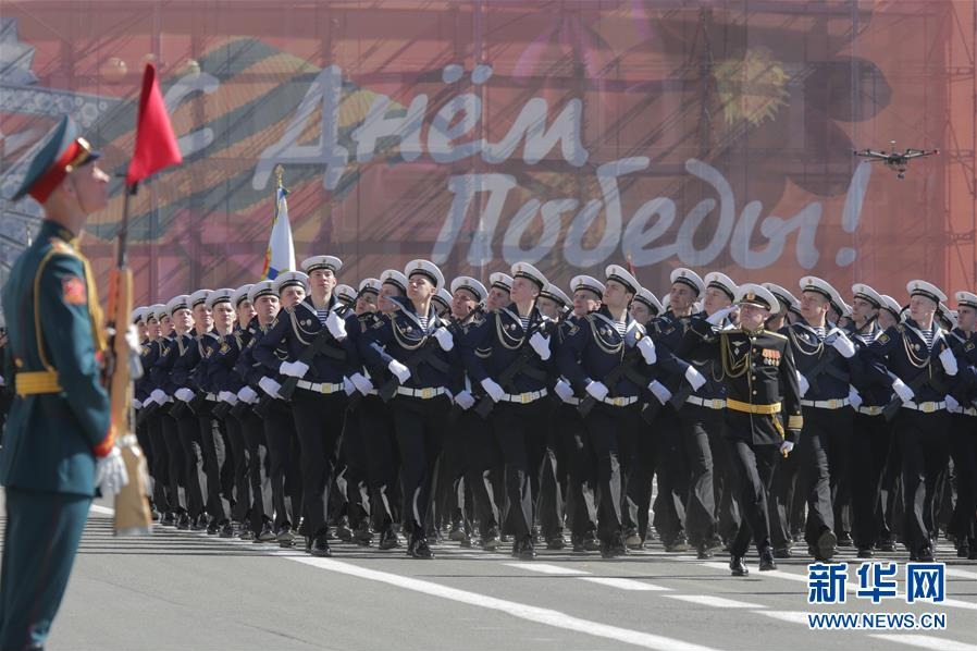 5月9日，在俄罗斯圣彼得堡，俄军士兵参加阅兵式。5月9日是俄罗斯卫国战争胜利纪念日。 新华社发（莫京娜摄）