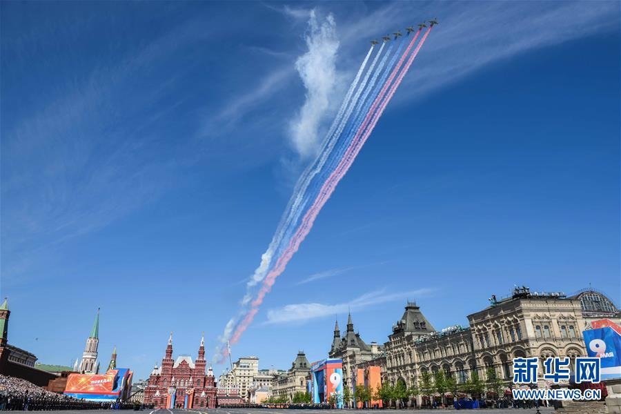 5月9日，在俄罗斯莫斯科，参加阅兵式的战机飞过红场上空。5月9日是俄罗斯卫国战争胜利纪念日。俄军方当日在莫斯科举行盛大阅兵式。新华社发（叶甫盖尼·西尼岑摄）