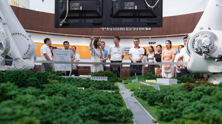 力學篤行:江西飛行學院師生赴江中藥谷學習考察_fororder_圖片3