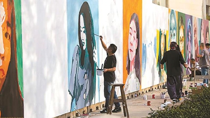 上海竖起"幸福墙" 100幅人像彩绘讲述人生故事