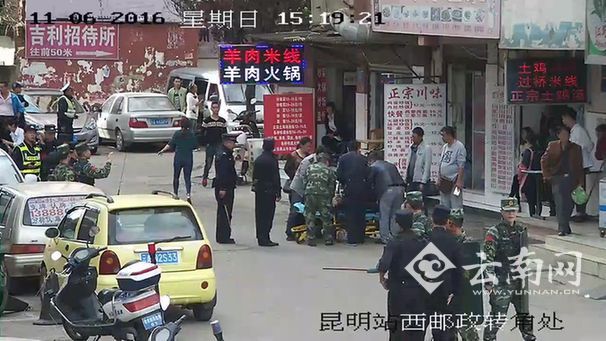 昆明一男子持刀砍伤三名路人 武警围追堵截将其制伏