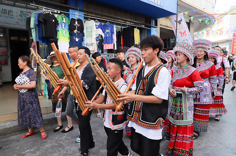 宜宾兴文仙峰苗族乡“赶苗场”活动举行_fororder_苗家的吹芦笙表演-供图-兴文县委宣传部