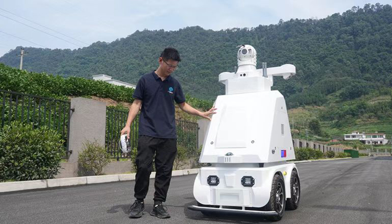 宜宾首台“筠连造”无人安防车下线测试_fororder_广目科技生产经理牟俊正在进行无人安防车测试工作-供图-筠连县委宣传部