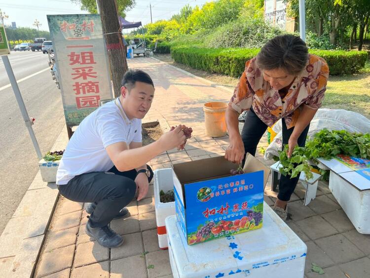 滄州南大港：扣村純生態葡萄迎豐收_fororder_遊客正在攤位購買採摘好的葡萄。   侯靜 攝