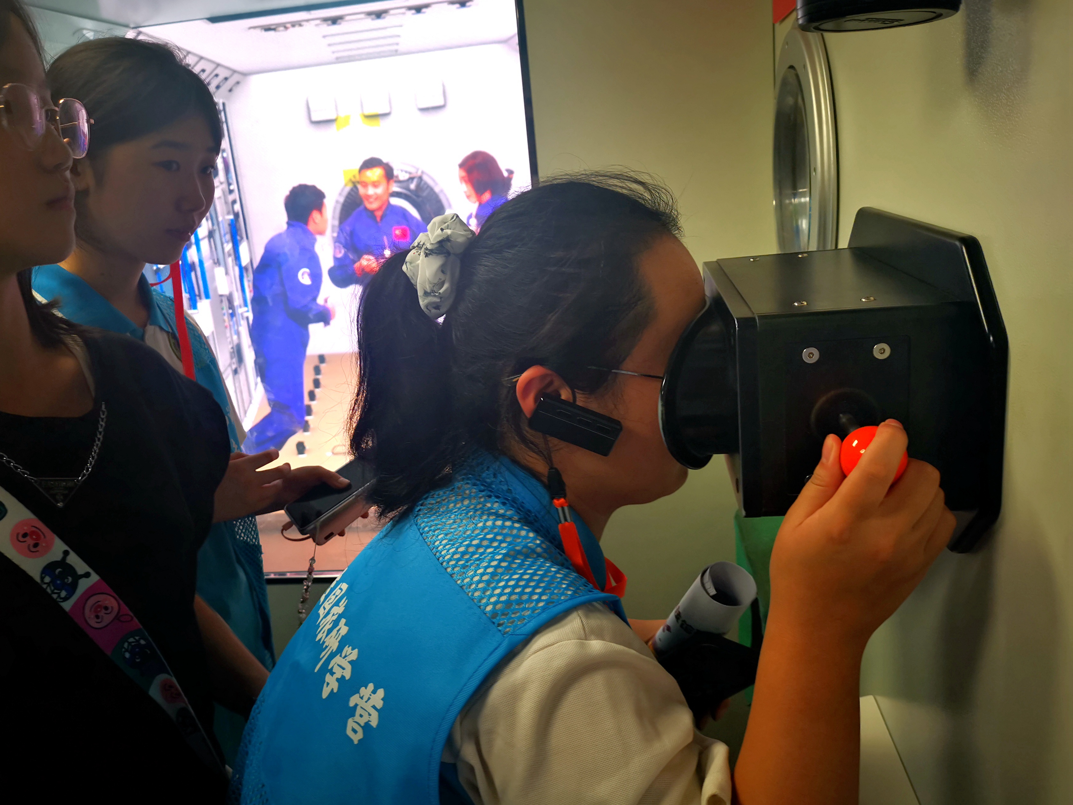 河北唐县：暑期研学  筑梦未来_fororder_学生在太空实验舱观看星空