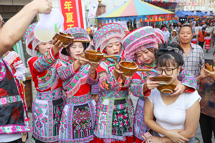 宜宾兴文仙峰苗族乡“赶苗场”活动举行_fororder_游客体验“高山流水”-供图-兴文县委宣传部