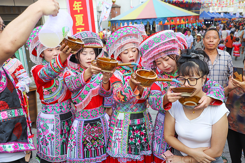宜宾兴文仙峰苗族乡“赶苗场”活动举行_fororder_游客体验“高山流水”-供图-兴文县委宣传部