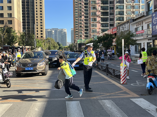 瀋陽交警護航開學季 上好交通安全第一課_fororder_交警開學5