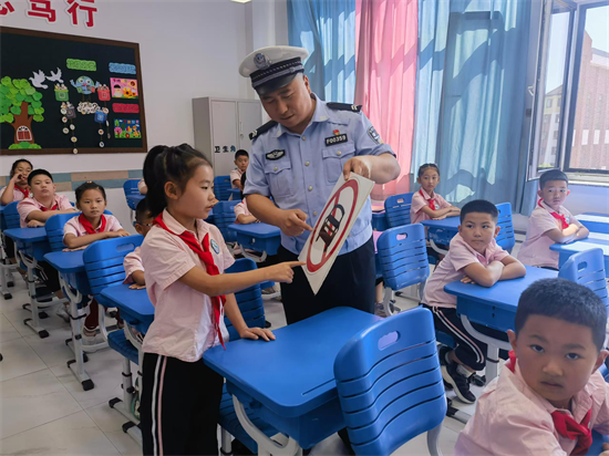 沈阳交警护航开学季 上好交通安全第一课_fororder_交警开学1