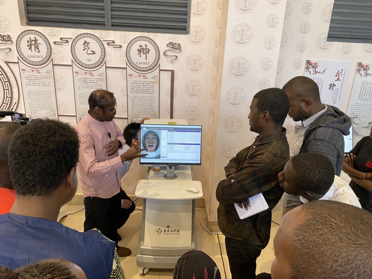 资讯有故事丨非洲中医博士迪亚拉：中医技术鲁班工坊是中国送给马里最好的礼物