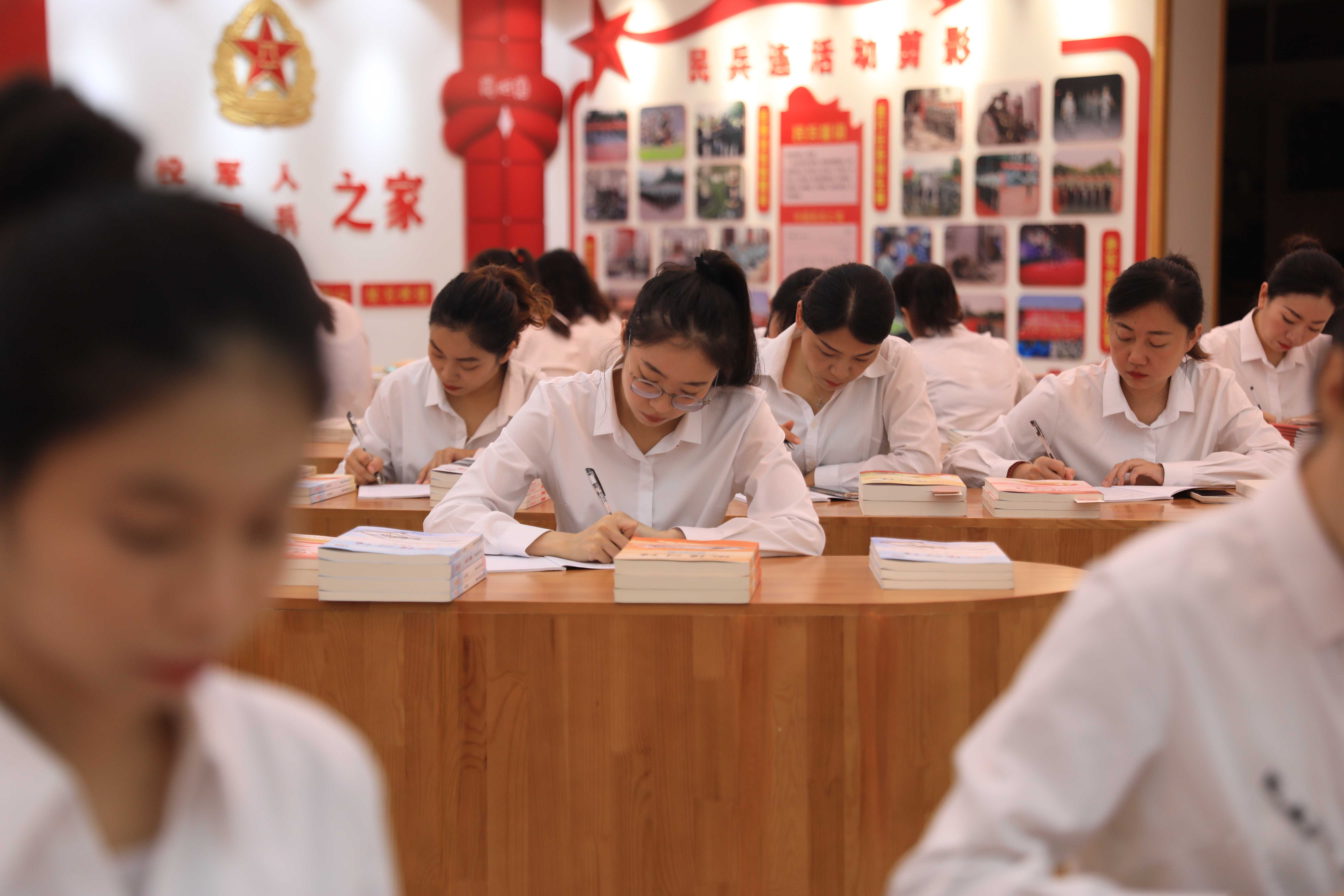 保定市莲池区：“人人上讲堂” 展现先锋风采_fororder_图片四：党员代表在莲池文化中心读原著、抄原文，撰写学习笔记。（刘宗泽摄）_副本